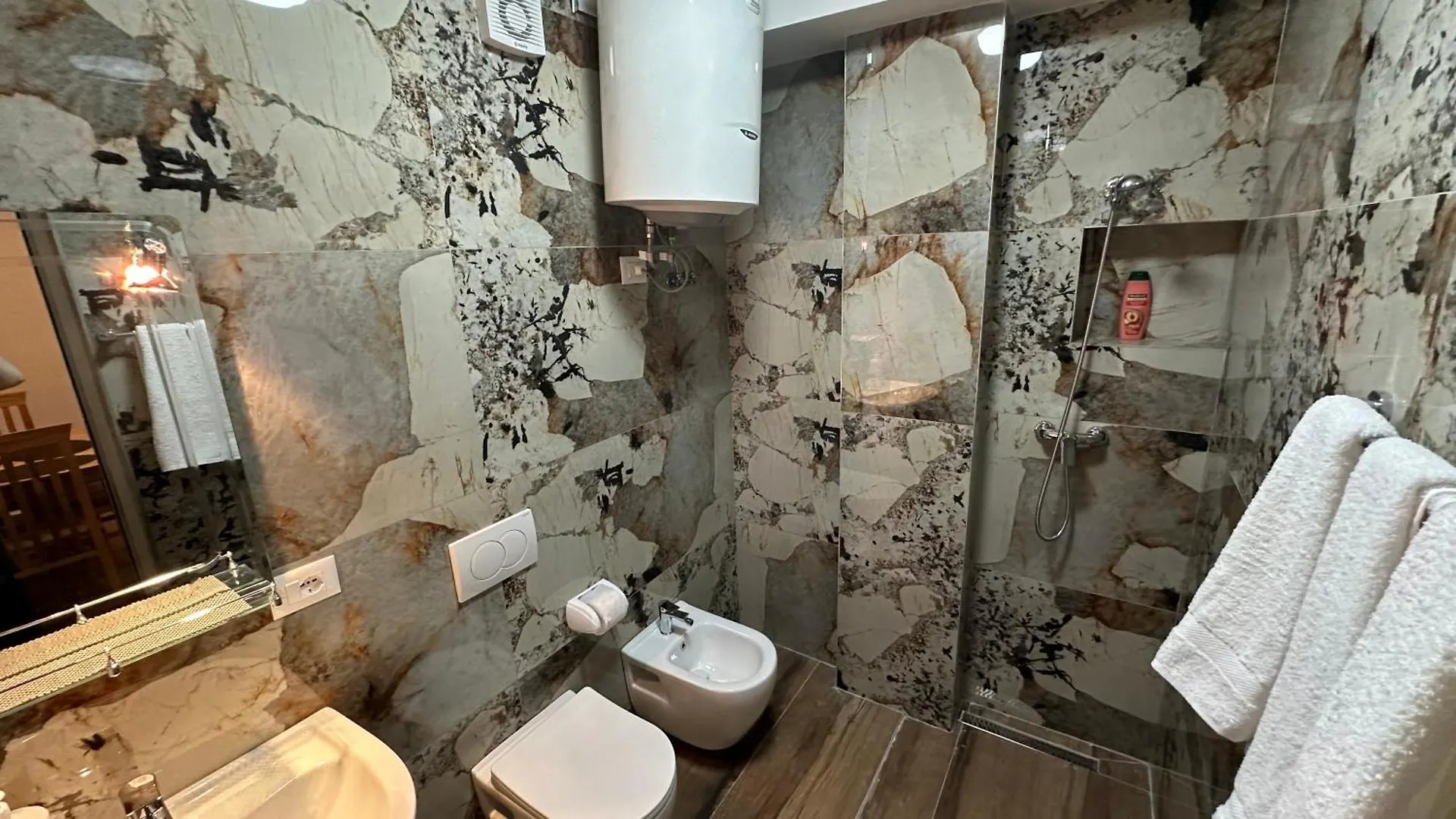 טיראנה Cozy Centrally Located Room For Up To Three Or Four Guests Family Rooms 10 Min Walk From City Center 0*,