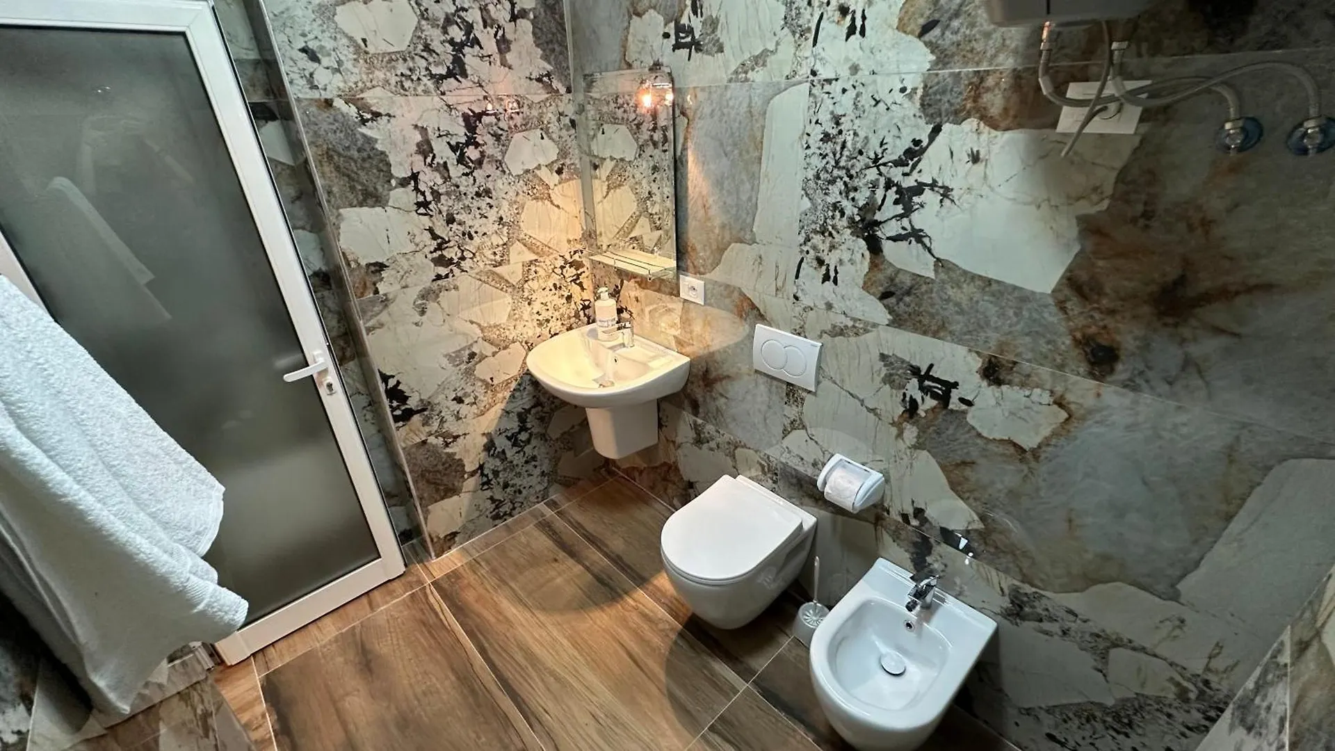 טיראנה Cozy Centrally Located Room For Up To Three Or Four Guests Family Rooms 10 Min Walk From City Center דירה