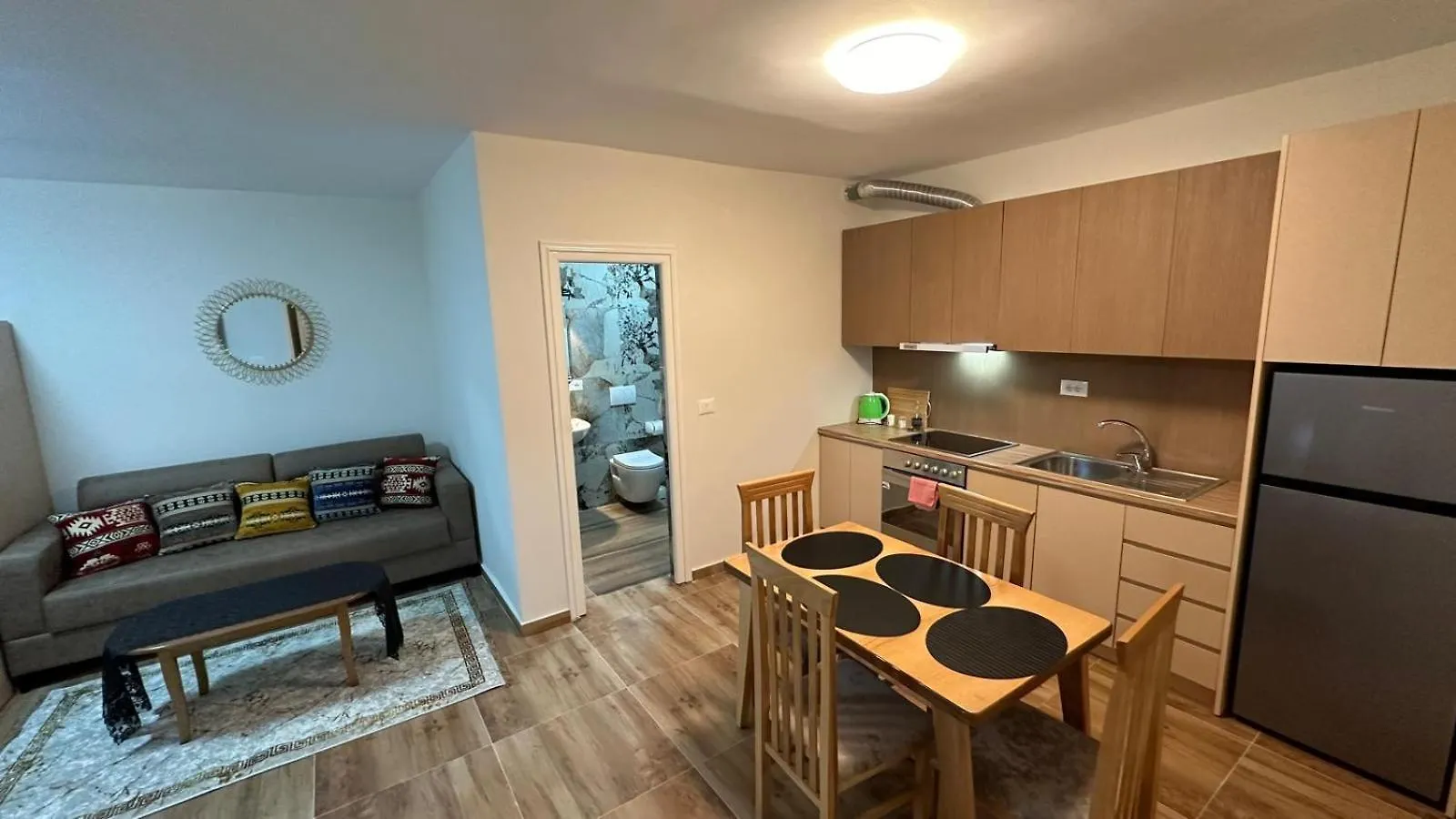 דירה טיראנה Cozy Centrally Located Room For Up To Three Or Four Guests Family Rooms 10 Min Walk From City Center אלבניה