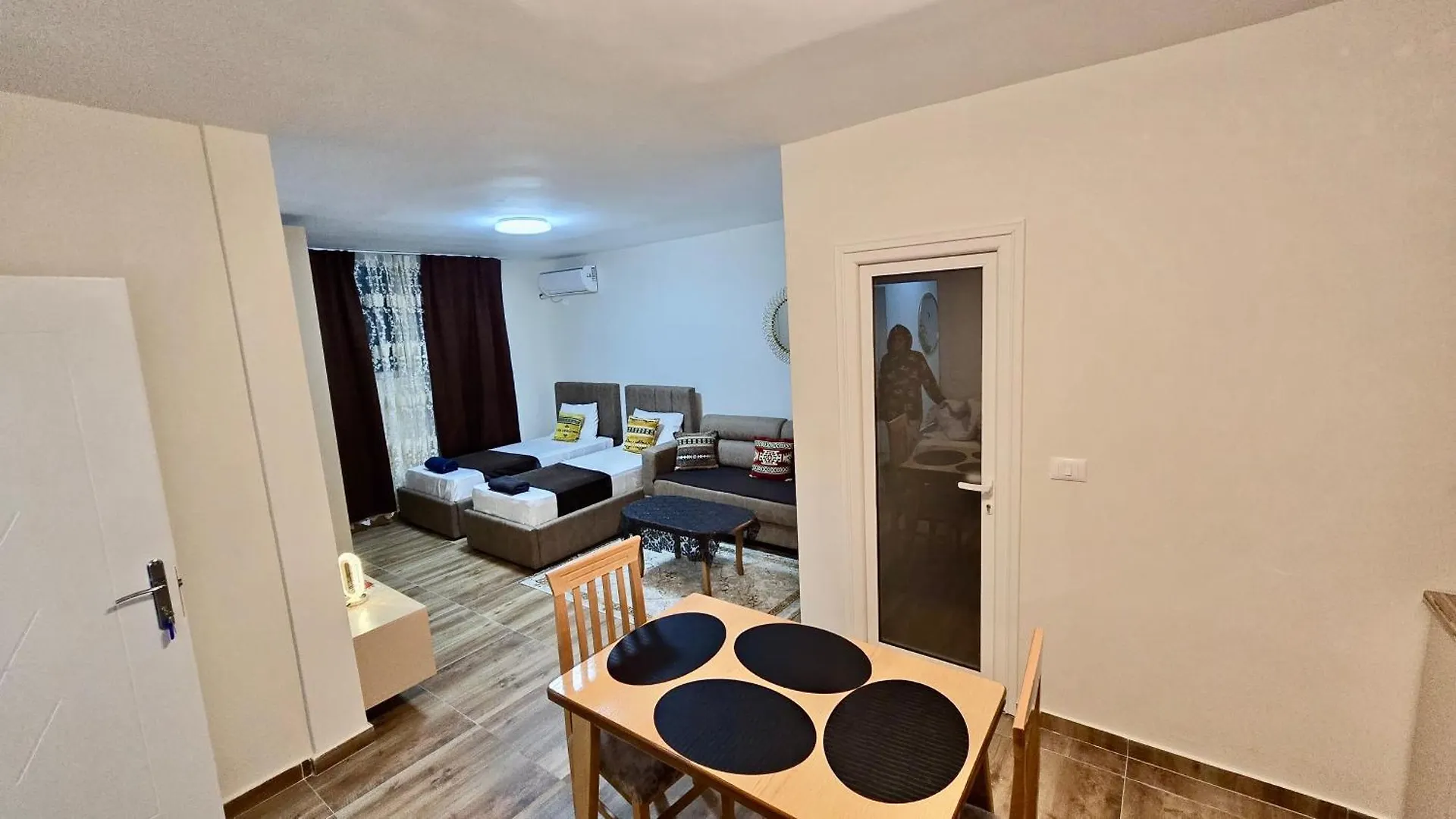 טיראנה Cozy Centrally Located Room For Up To Three Or Four Guests Family Rooms 10 Min Walk From City Center אלבניה