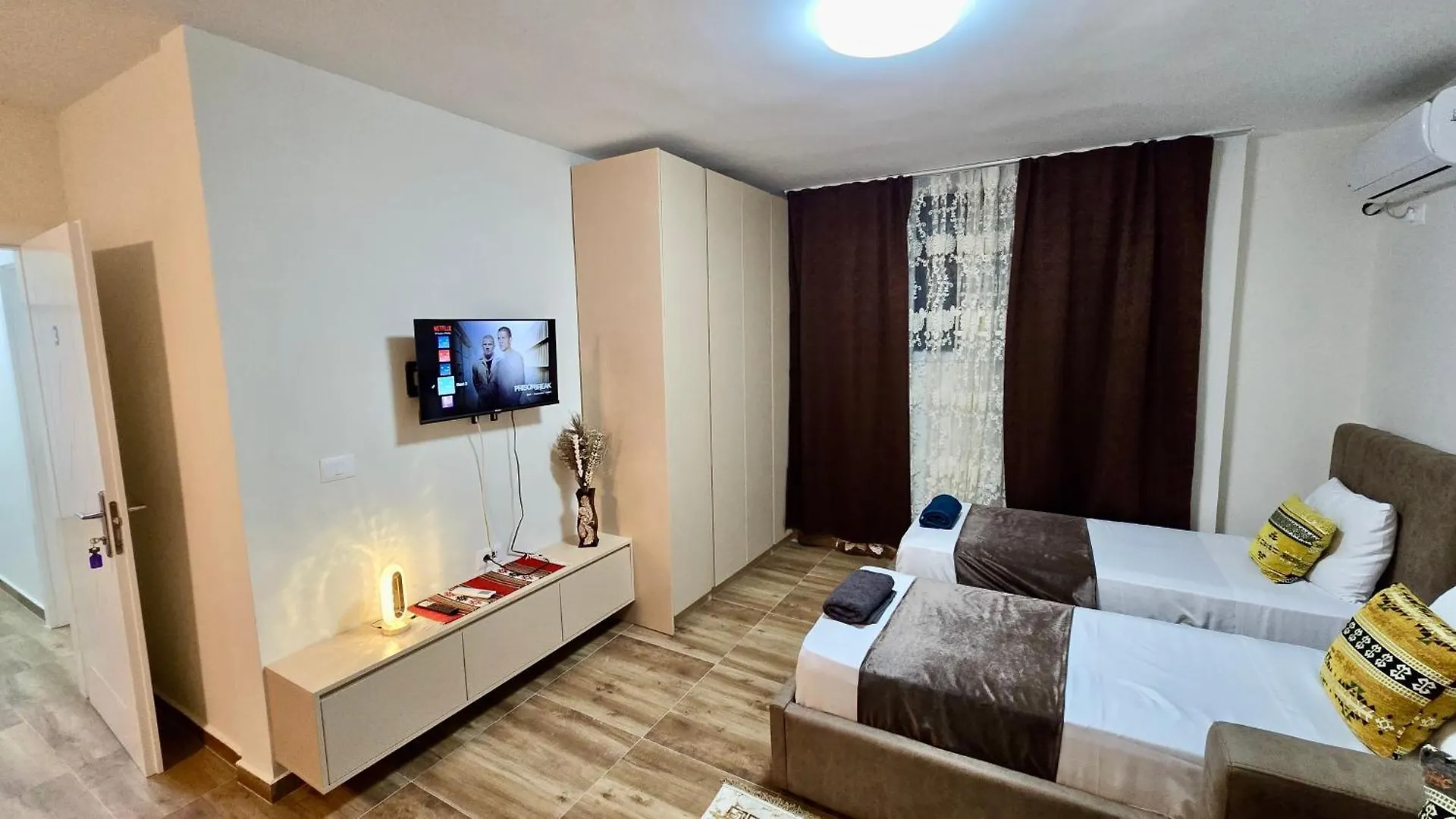דירה טיראנה Cozy Centrally Located Room For Up To Three Or Four Guests Family Rooms 10 Min Walk From City Center אלבניה