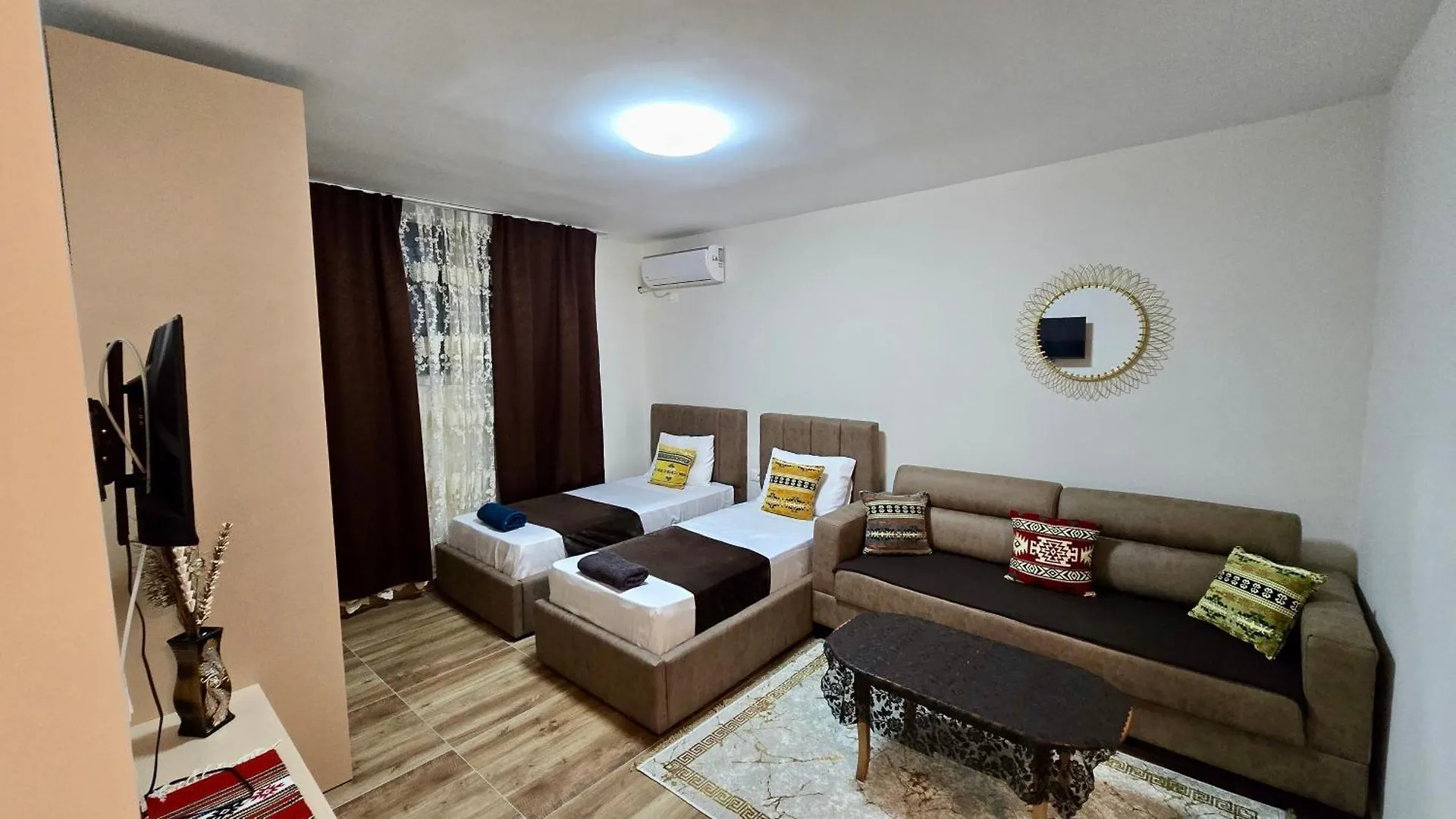 טיראנה Cozy Centrally Located Room For Up To Three Or Four Guests Family Rooms 10 Min Walk From City Center