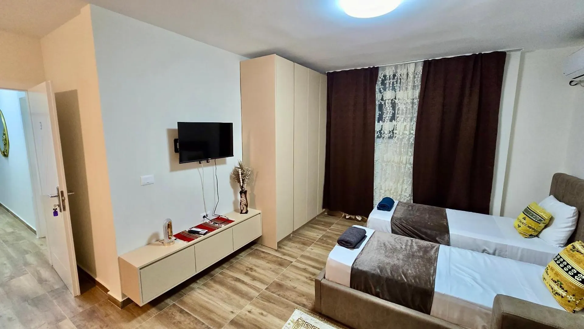 טיראנה Cozy Centrally Located Room For Up To Three Or Four Guests Family Rooms 10 Min Walk From City Center 0*,  אלבניה