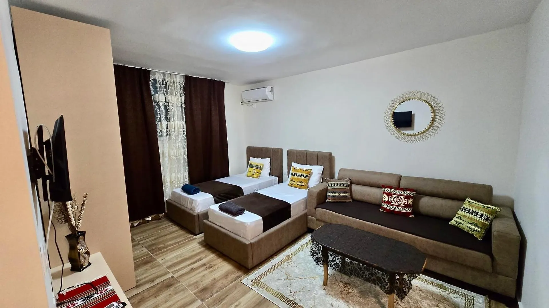 טיראנה Cozy Centrally Located Room For Up To Three Or Four Guests Family Rooms 10 Min Walk From City Center 0*,  אלבניה