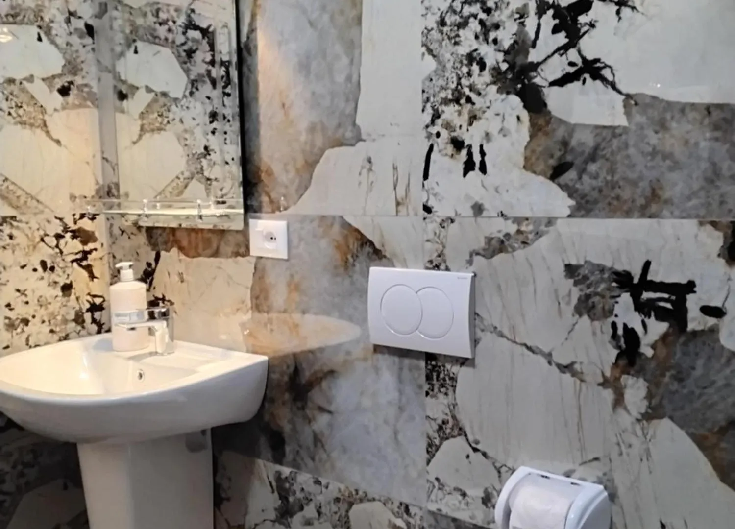 טיראנה Cozy Centrally Located Room For Up To Three Or Four Guests Family Rooms 10 Min Walk From City Center