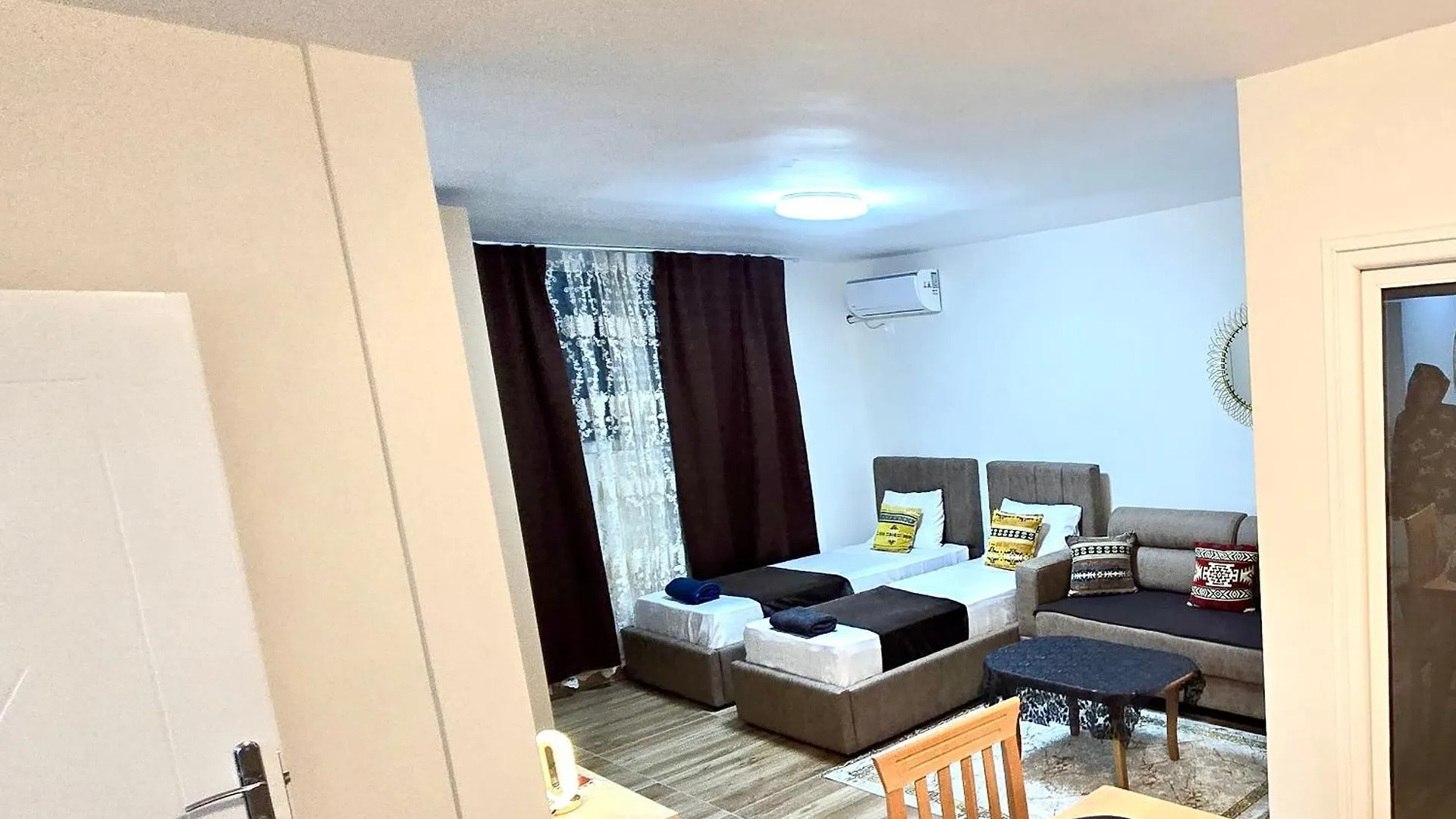 טיראנה Cozy Centrally Located Room For Up To Three Or Four Guests Family Rooms 10 Min Walk From City Center אלבניה